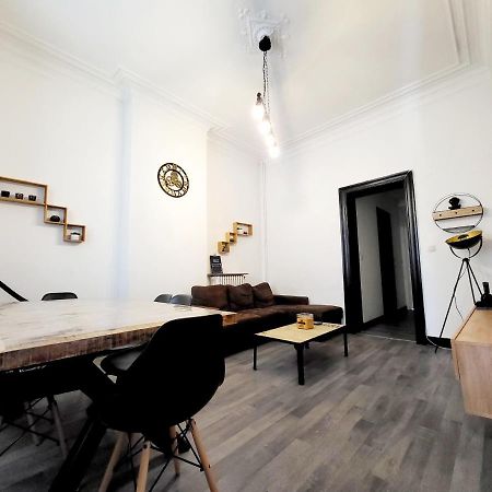 Chambre Privee Au 3E Etage Sans Ascenceur En Plein Centre De Charleroi Lejlighed Eksteriør billede